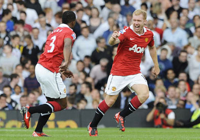 Paul_Scholes celebrates